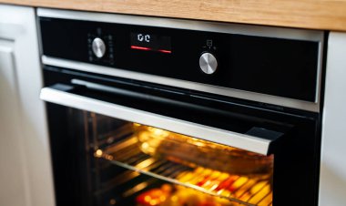 Yemek fırında pişiyor..