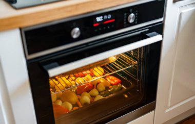 Sebzeler fırında pişiyor..