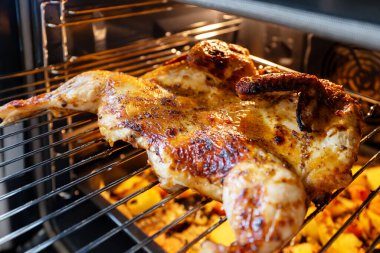 Fırında patates kurabiyeli hazır tavuk tabakası..