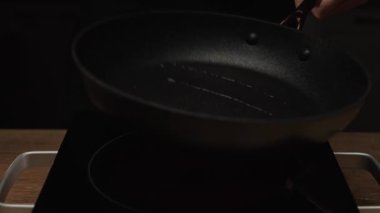 İnce Krepler Kızartma Tavasında Pişiyor. Geleneksel Krep Yapım Süreci.