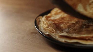 Taze sıcak buharlı ince krep tabakta.