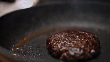 Tavada biftek köftesi kızartıyorum..