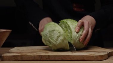 Bıçakla taze buzdağı marulu dilimliyorum..