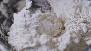 Ekmek hamuru için yoğurt ve unu karıştırıyorum..