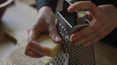 Metal mutfak rendesinde rendelenmiş peynir..