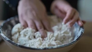 Mutfak tezgahında elle hamur yoğurmak..