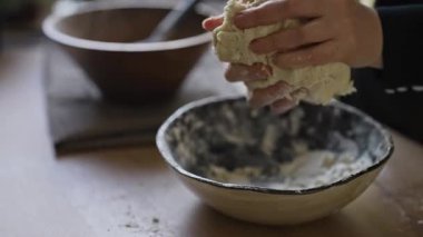 Mutfak tezgahında elle hamur yoğurmak..