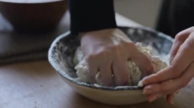 Mutfak tezgahında elle hamur yoğurmak..