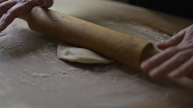 Yuvarlanan hamurla ahşap iğne mutfağı.