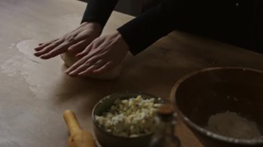 Mutfak tezgahında hamuru elle şekillendirmek.