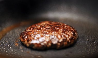 Tavada biftek köftesi kızartıyorum..