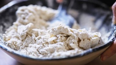 Ekmek hamuru için yoğurt ve unu karıştırıyorum..