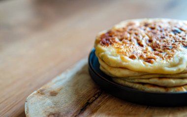 Tahtada taze pişmiş ekmek servis ediliyor..