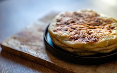 Tahtada taze pişmiş ekmek servis ediliyor..