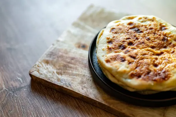 Tahtada taze pişmiş ekmek servis ediliyor..