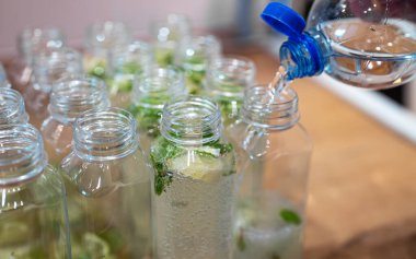 Ev yapımı nane likörüyle dolu plastik şişeler..