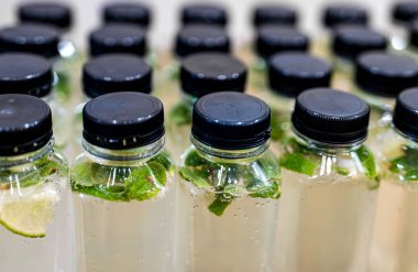 Nane suyu dolu plastik şişeler..