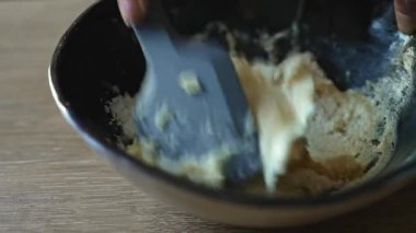 Yulaflı kurabiye yapıyorum. Karıştırma ve yenme hamur süreci.