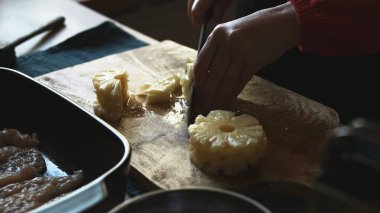 Taze ananas halkalarını küçük parçalara ayırmak.