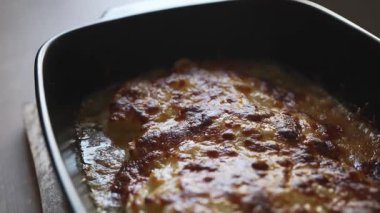 Fırında fırında tavuk fileto ve ananas ve peynir kabuğu..