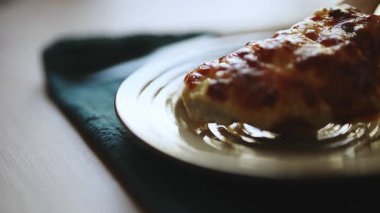 Fırında fırında tavuk fileto ve ananas ve peynir kabuğu..