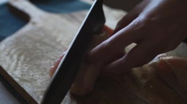 Aşçı tavuğu bıçakla keser..