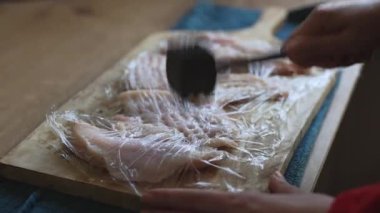 Çiğ tavuk filetosunu tokmakla yumuşatıyorum..