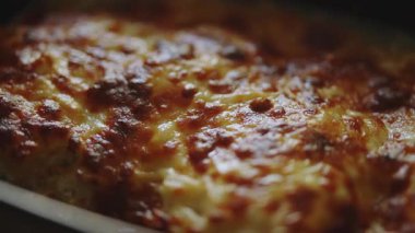 Altın peynir kabuğuyla pişirilmiş güveç..