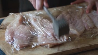 Çiğ tavuk filetosunu tokmakla yumuşatıyorum..