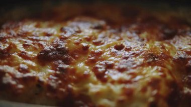 Altın peynir kabuğuyla pişirilmiş güveç..