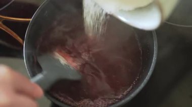 Ev yapımı böğürtlen reçeli için şeker ve kaynama süreci ekleniyor.