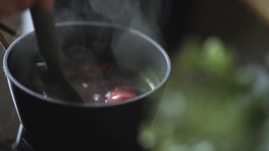 Taze meyveli ev yapımı böğürtlen reçeli.