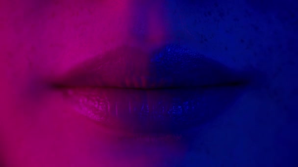 Renkli Neon Işıklı Kadın Dudakları Siyah Arkaplanlı Odada Makyaj Reklamı — Stok video