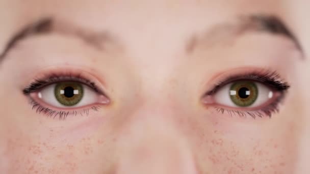近视的年轻美丽的高加索女人 宏观人类虹膜 自然美 3D渲染 — 图库视频影像