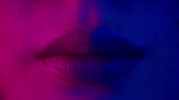 Usta Kobiety Kolorowym Świetle Neonowym Makijaż Reklama Pokoju Czarnym Tle — Wideo stockowe