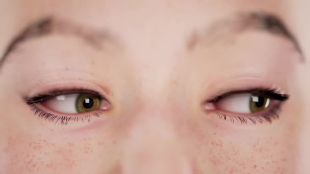 Augen Nahaufnahme Von Junge Schöne Kaukasische Frau Makro Menschliche Iris — Stockvideo