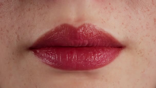 女性の唇が閉じてスタジオライト3Dレンダリング — ストック動画