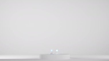 Dişi hiper gerçekçi robot veya cyborg podyumla stüdyoya dönüyor. Sibernetik kızdaki yapay zeka ya da sinirsel ağ. Dijital teknoloji konsepti. Kusursuz 3D döngü oluşturucu.