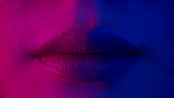 Lips Woman Colourful Neon Lighting Anuncio Maquillaje Habitación Con Fondo —  Fotos de Stock
