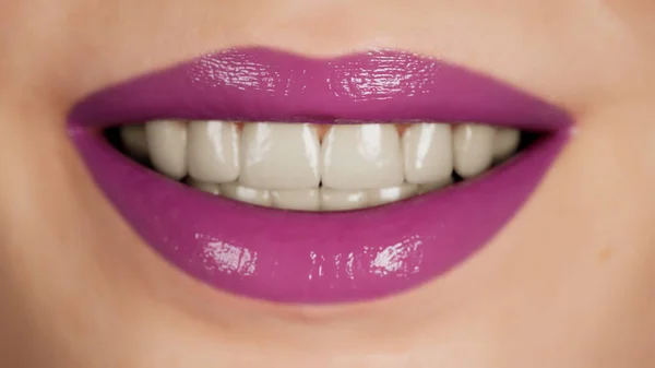 Usmívající Samičí Ústa Ideálními Bílými Zuby Detailní Záběr Usmívající Ženy — Stock fotografie