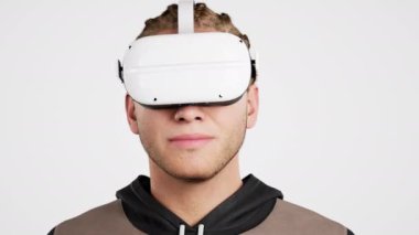 Teknoloji, online oyun, eğlence, sanal dünya üç boyutlu simülasyon. VR gözlükleri takan bin yıllık bir adam, beyaz stüdyo, izole edilmiş, üç boyutlu..
