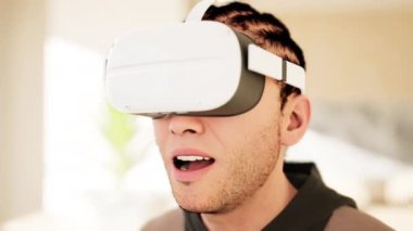 Teknoloji, online oyun, eğlence, sanal dünya üç boyutlu simülasyon. VR gözlüklü bin yıllık adam evinde oynuyor, 3 boyutlu canlandırma..
