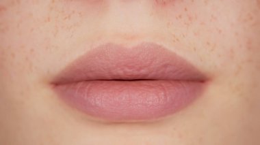 Kadın dudakları birbirine yakın, gülümseyen duygular, gün ışığı, üç boyutlu görüntüleme.