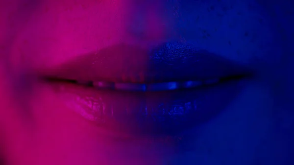 Lèvres Femme Dans Éclairage Néon Coloré Publicité Maquillage Dans Chambre — Photo