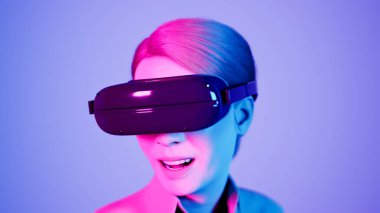 Teknoloji, online oyun, eğlence, sanal dünya üç boyutlu simülasyon. VR gözlüklü bin yıllık kadın Neon Stüdyosunda oynuyor..