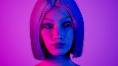 Kadın hiper-gerçekçi robot ya da sayborg stüdyoda neon ışıkla dönüyor. Sibernetik kızdaki yapay zeka ya da sinirsel ağ. Dijital teknoloji konsepti. Kusursuz 3D döngü oluşturucu.
