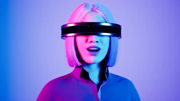 网络游戏 三维模拟虚拟世界 戴眼镜的千禧年女人在霓虹灯演播室里表演 3D渲染 — 图库照片