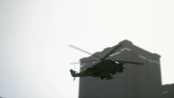 Helicóptero Militar Vuela Ciudad Entre Los Rascacielos Animación — Vídeos de Stock