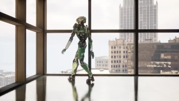 Robot Przestronnym Biurze Panoramicznymi Oknami Wyglądający Przez Okno Wieżowce Koncepcja — Wideo stockowe