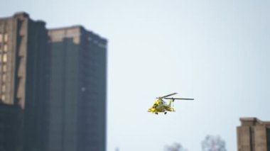 Şehirdeki bir kurtarma operasyonu sırasında sarı helikopter. 3d canlandırma.